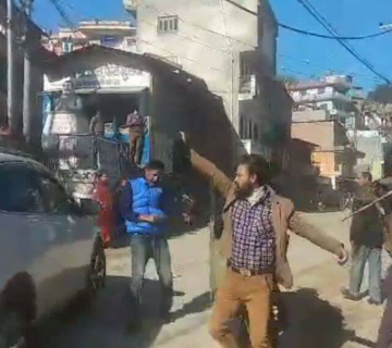 डडेल्धुरामा लेखराज भट्टलाई कालो झण्डा